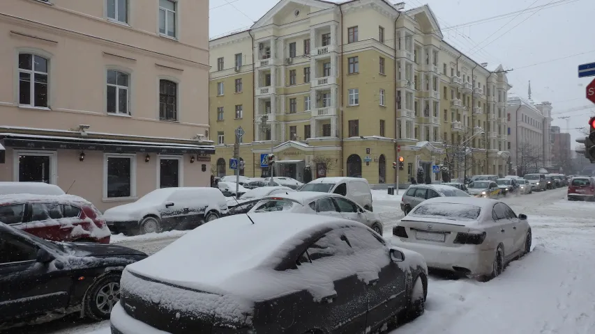 Жыхары Мінска змагаюцца з магутным снегападам