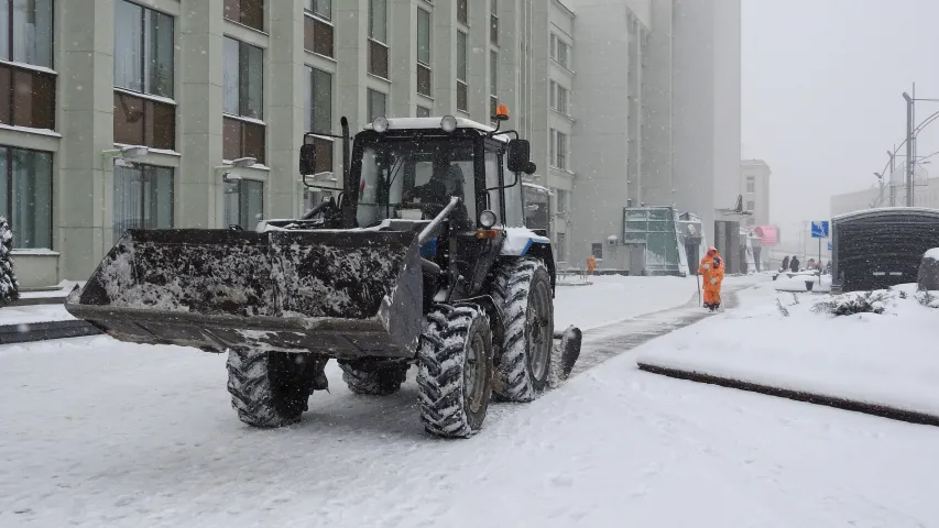 Жыхары Мінска змагаюцца з магутным снегападам