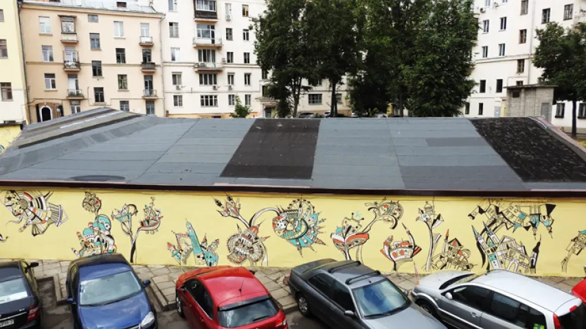 “Заматывала голову мокрой марлей и рисовала”: как в Минске создают новый мурал 