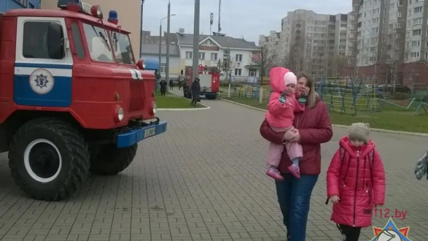 З-за пажару мінскай ў школе эвакуяваны 871 чалавек