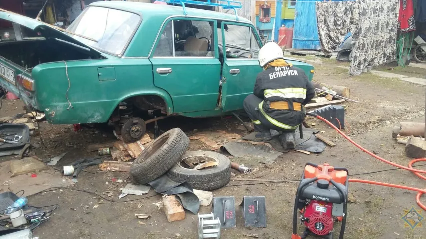 Супрацоўнікі МНС у Шуміліне выратавалі пенсіянера, якога заціснула машынай