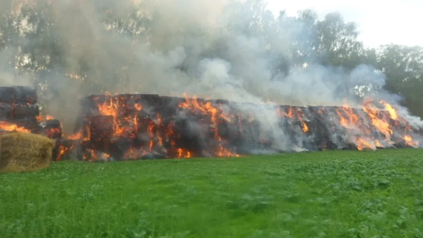 Пад Жлобінам у полі згарэла 45 тон саломы