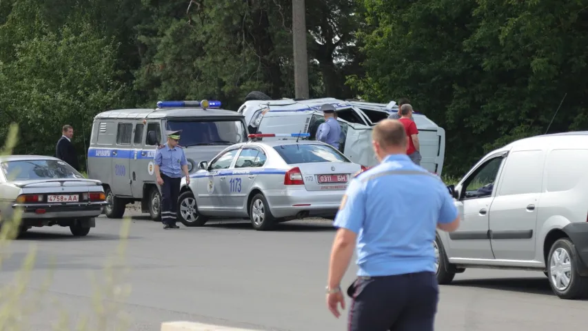 У Баранавічах аўтамабіль міліцыі спяшаўся на выклік і перакуліўся