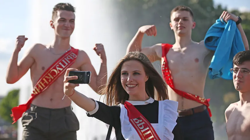 Як ладзяцца "апошнія званкі" ў Беларусі, Літве, Украіне, Расіі 