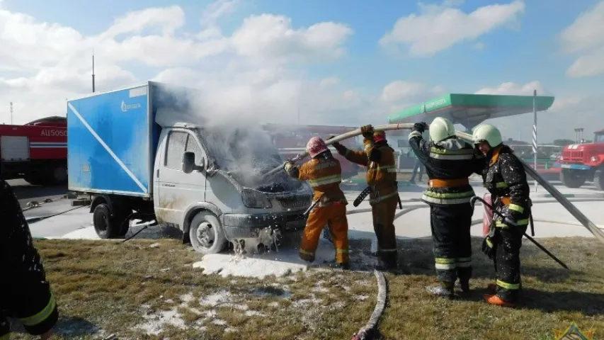 На аўтазапраўцы ў Ваўкавыску загарэлася "Газель" (фота)