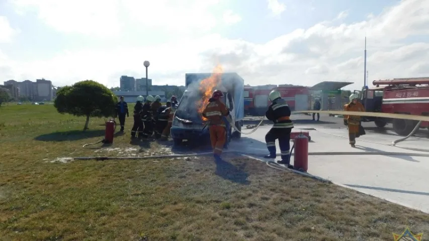 На аўтазапраўцы ў Ваўкавыску загарэлася "Газель" (фота)