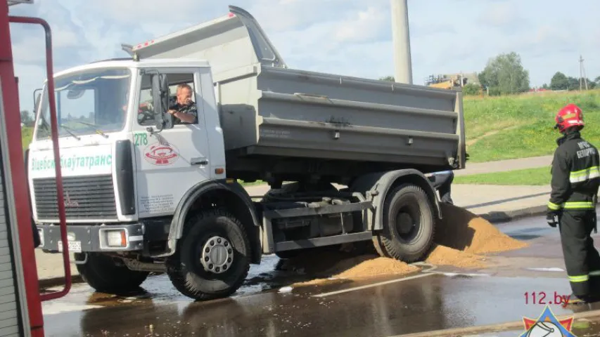 З перакуленага бензавоза ў Віцебску вылілася больш за 2 тоны дызпаліва (фота)