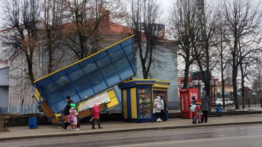 Вецер у Мінску валіў прыпынкі і ламаў святлафоры