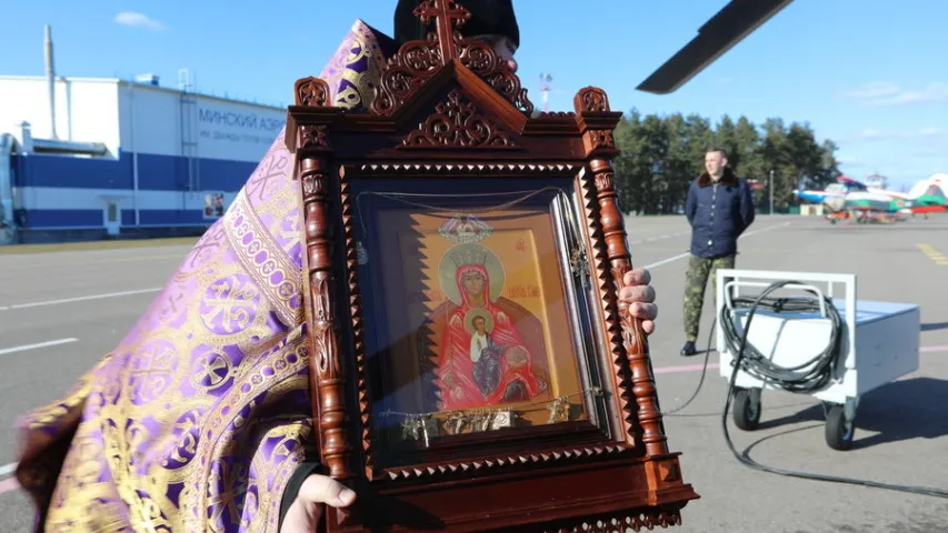 Мітрапаліт Павел акрапіў Мінск святой вадой з верталёта — супраць каранавіруса