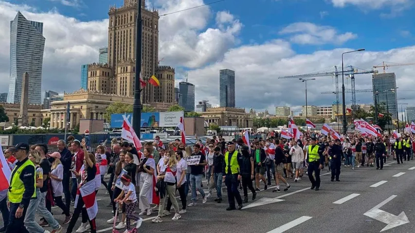 Фотофакт: Белорусы идут маршем по Варшаве в годовщину начала протестов