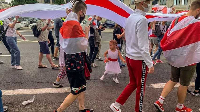 Фотофакт: Белорусы идут маршем по Варшаве в годовщину начала протестов