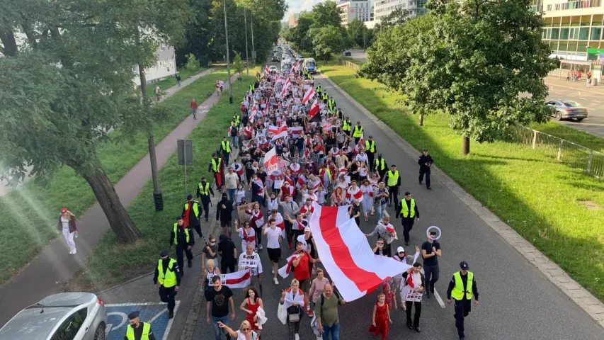 Фотофакт: Белорусы идут маршем по Варшаве в годовщину начала протестов