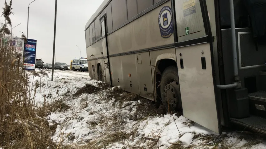 Пасажырскі аўтобус “Брэст — Гродна” знёс асвятляльную мачту (фота)