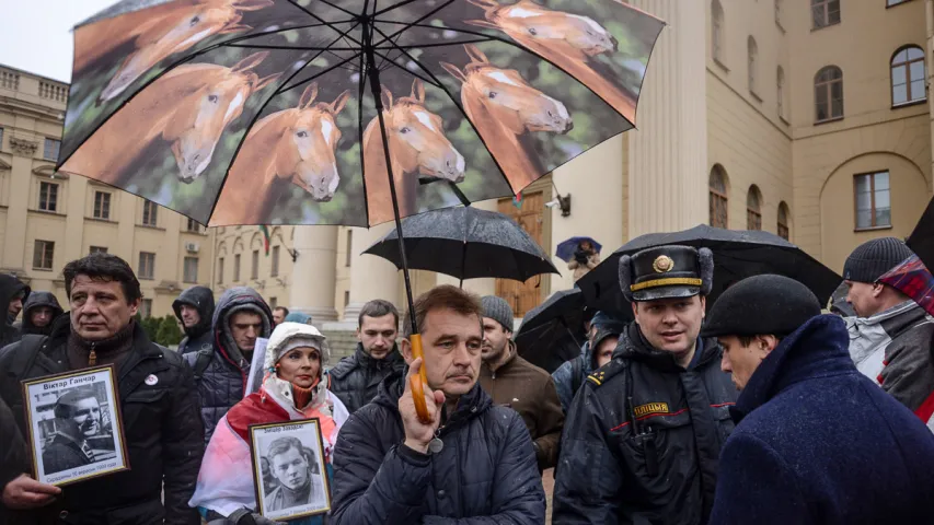 Каля КДБ у Мінску прайшла апазіцыйная акцыя. Фотарэпартаж