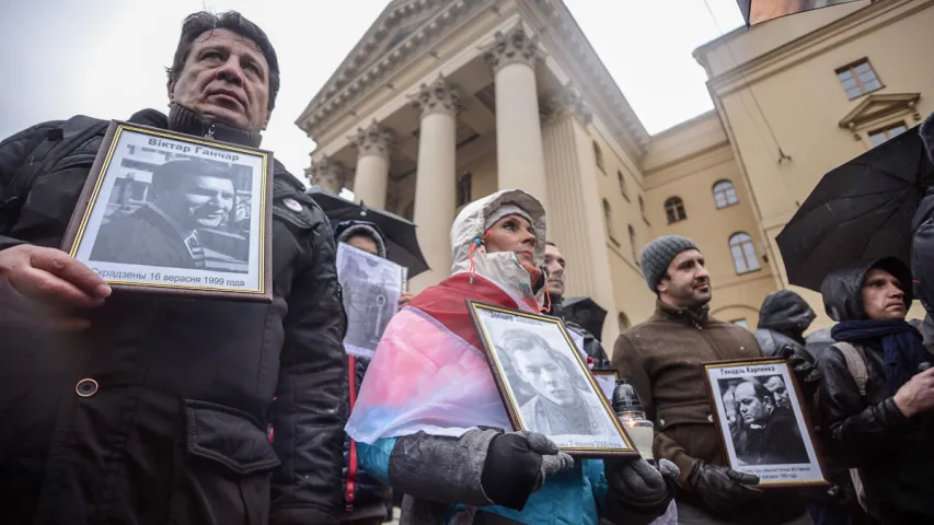 Каля КДБ у Мінску прайшла апазіцыйная акцыя. Фотарэпартаж