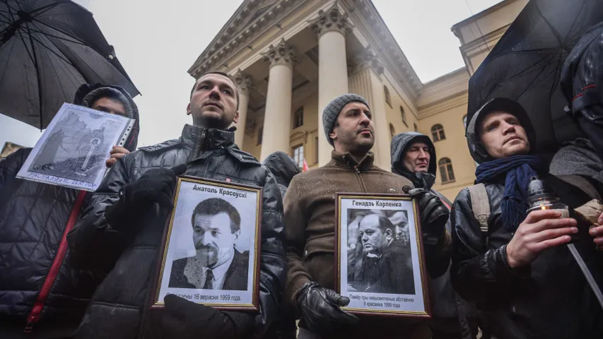 Каля КДБ у Мінску прайшла апазіцыйная акцыя. Фотарэпартаж