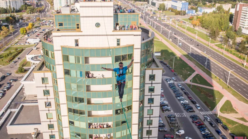 У Мінску канатаходзец прайшоў на вышыні 70 м паміж двума будынкамі (фота)