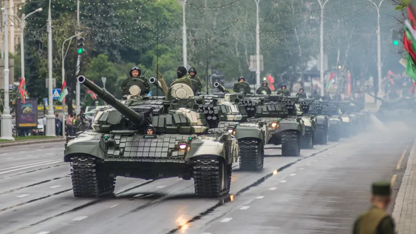 Заторы на вуліцах Мінска падчас чарговай рэпетыцыі параду. Фотарэпартаж