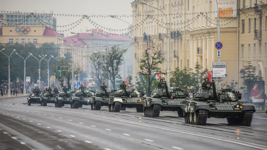 Заторы на вуліцах Мінска падчас чарговай рэпетыцыі параду. Фотарэпартаж