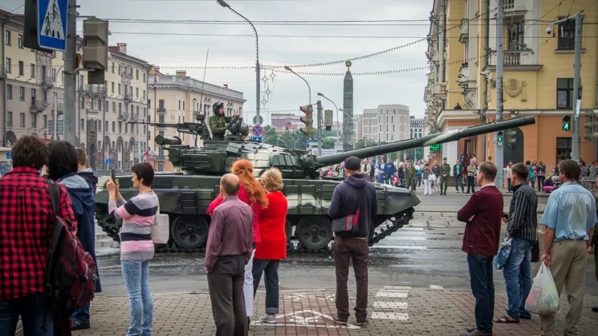 Заторы на вуліцах Мінска падчас чарговай рэпетыцыі параду. Фотарэпартаж