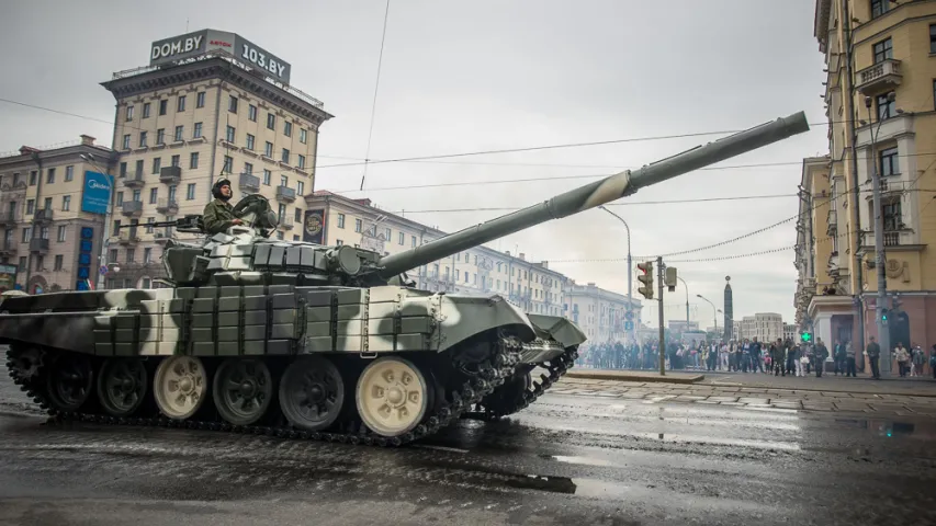 Заторы на вуліцах Мінска падчас чарговай рэпетыцыі параду. Фотарэпартаж