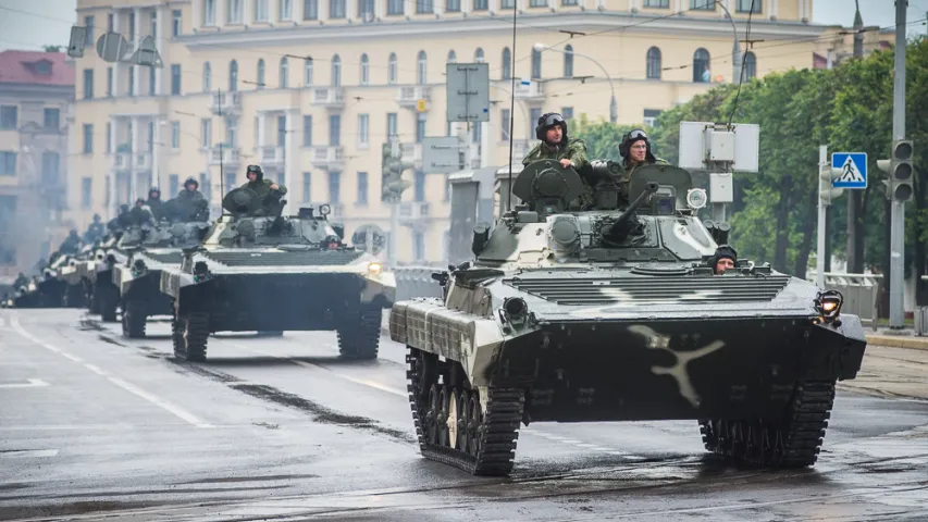 Заторы на вуліцах Мінска падчас чарговай рэпетыцыі параду. Фотарэпартаж