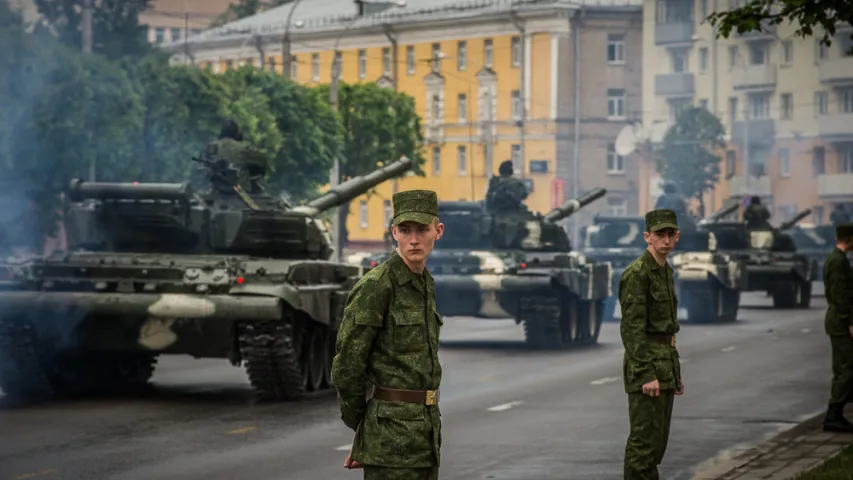 Заторы на вуліцах Мінска падчас чарговай рэпетыцыі параду. Фотарэпартаж