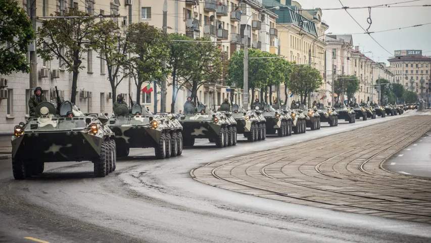 Заторы на вуліцах Мінска падчас чарговай рэпетыцыі параду. Фотарэпартаж