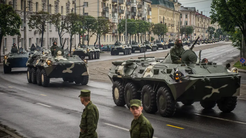 Заторы на вуліцах Мінска падчас чарговай рэпетыцыі параду. Фотарэпартаж