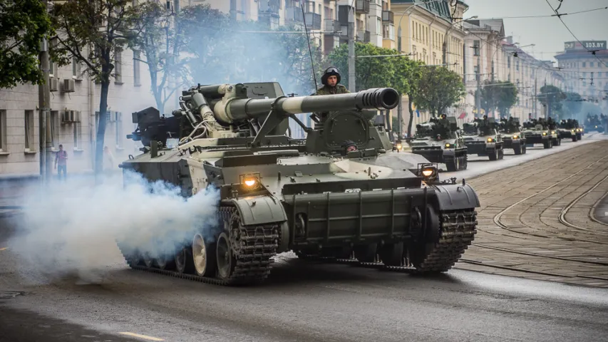 Заторы на вуліцах Мінска падчас чарговай рэпетыцыі параду. Фотарэпартаж