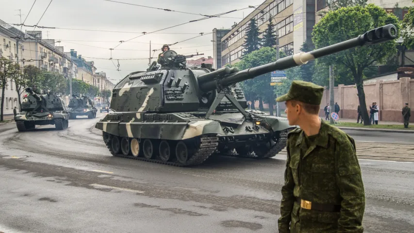 Заторы на вуліцах Мінска падчас чарговай рэпетыцыі параду. Фотарэпартаж