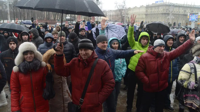 Як прадпрымальнікаў выціскалі з плошчы камунальнікі з шуфлямі