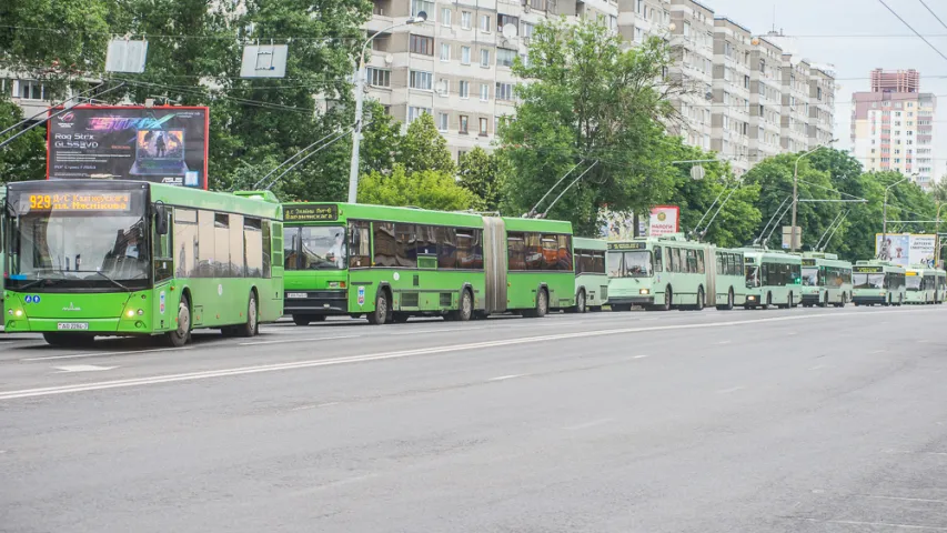 Заторы на вуліцах Мінска падчас чарговай рэпетыцыі параду. Фотарэпартаж