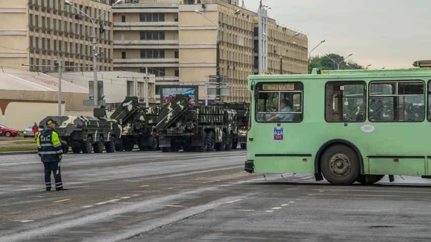 Заторы на вуліцах Мінска падчас чарговай рэпетыцыі параду. Фотарэпартаж