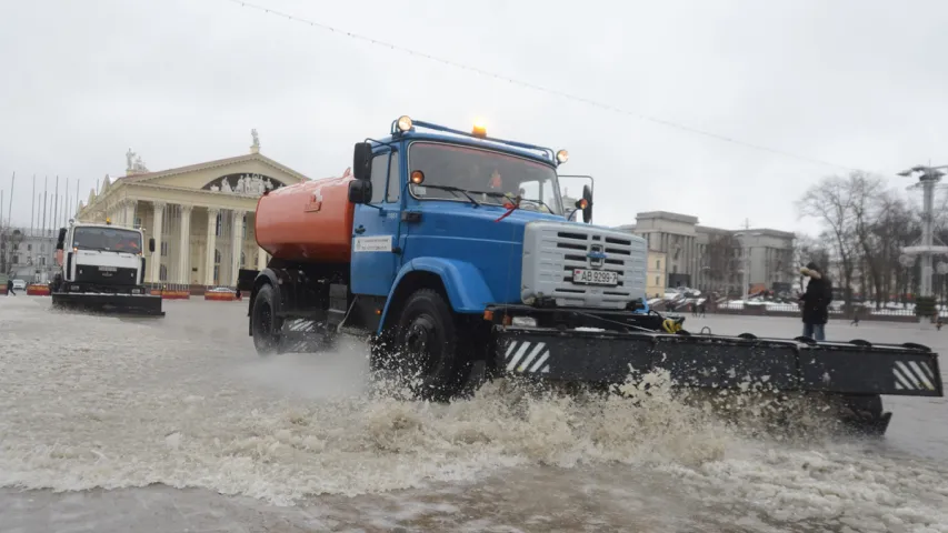 Як прадпрымальнікаў выціскалі з плошчы камунальнікі з шуфлямі