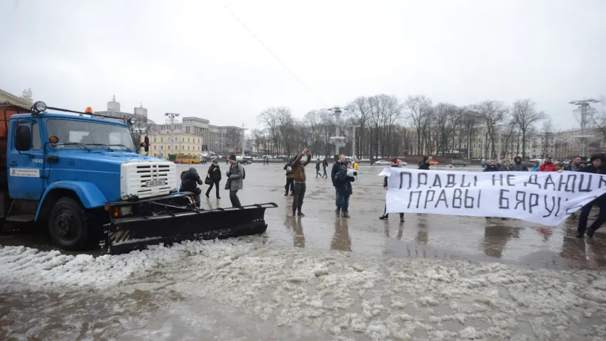 Як прадпрымальнікаў выціскалі з плошчы камунальнікі з шуфлямі