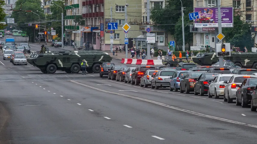 Заторы на вуліцах Мінска падчас чарговай рэпетыцыі параду. Фотарэпартаж