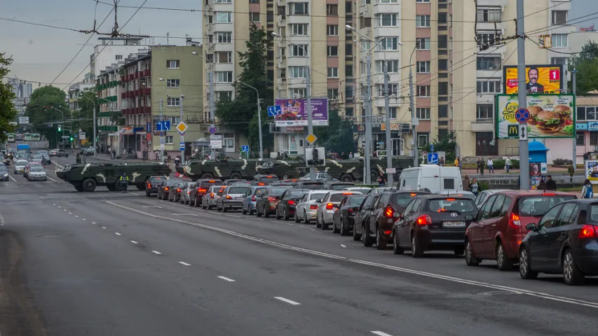 Заторы на вуліцах Мінска падчас чарговай рэпетыцыі параду. Фотарэпартаж