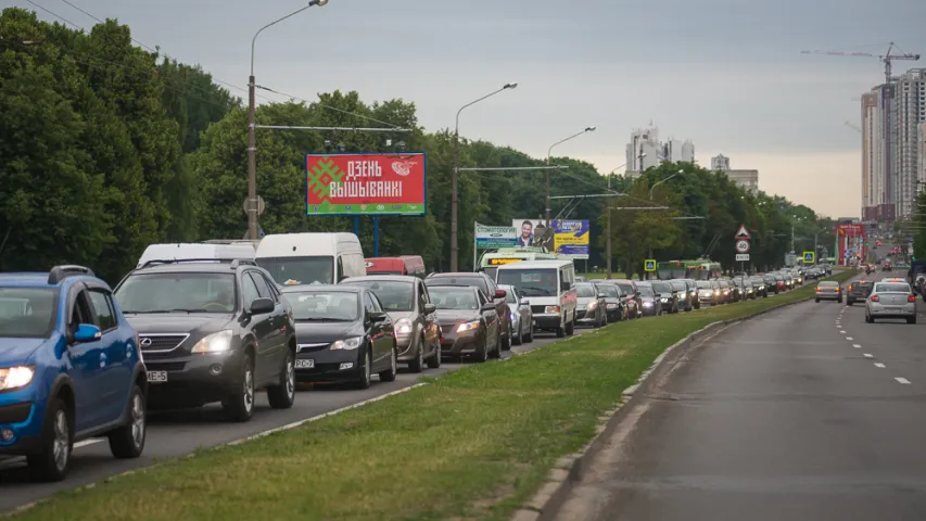 Заторы на вуліцах Мінска падчас чарговай рэпетыцыі параду. Фотарэпартаж