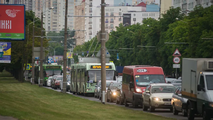 Заторы на вуліцах Мінска падчас чарговай рэпетыцыі параду. Фотарэпартаж