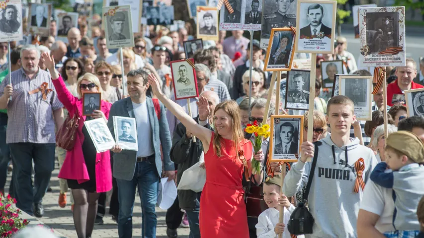 Фотарэпартаж: Як святкавалі 9 траўня на плошчы Перамогі ў Мінску