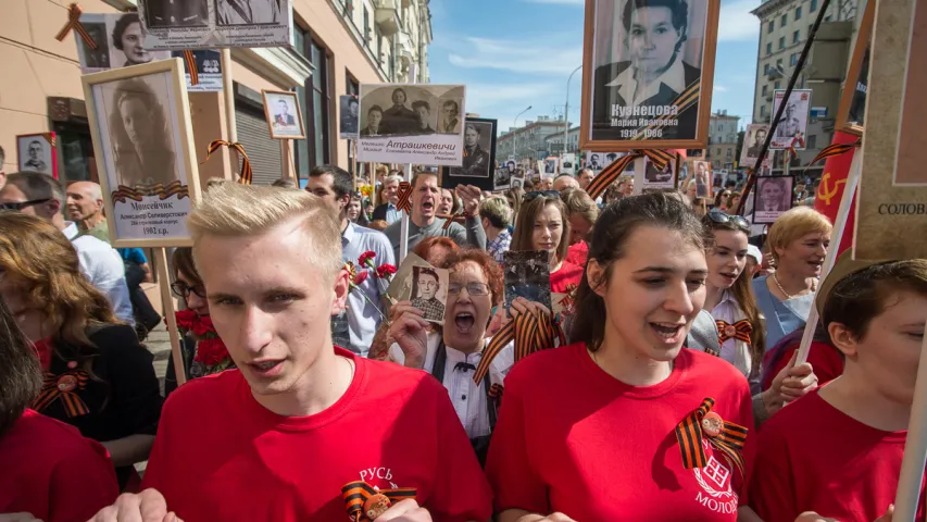 Фотарэпартаж: Як святкавалі 9 траўня на плошчы Перамогі ў Мінску