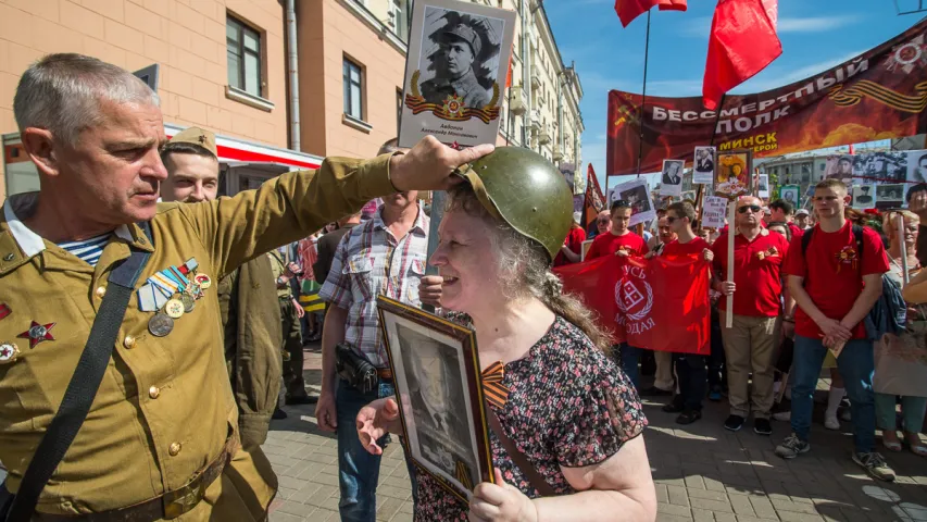 Фотарэпартаж: Як святкавалі 9 траўня на плошчы Перамогі ў Мінску