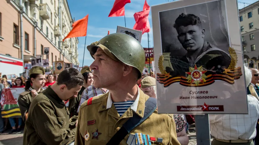 Фотарэпартаж: Як святкавалі 9 траўня на плошчы Перамогі ў Мінску