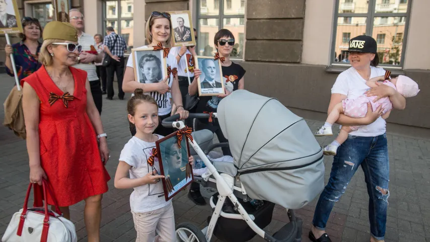 Фотарэпартаж: Як святкавалі 9 траўня на плошчы Перамогі ў Мінску