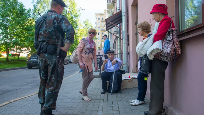 Фотарэпартаж: Як святкавалі 9 траўня на плошчы Перамогі ў Мінску