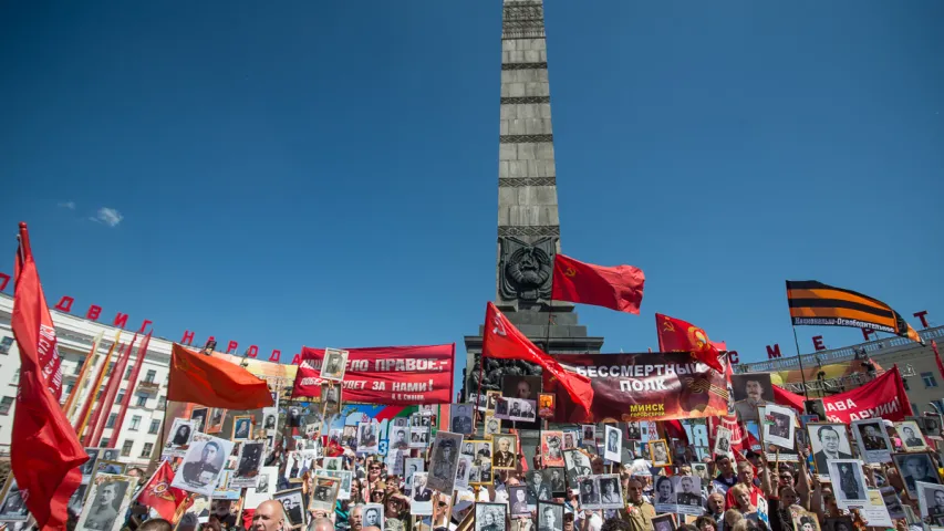 Фотарэпартаж: Як святкавалі 9 траўня на плошчы Перамогі ў Мінску