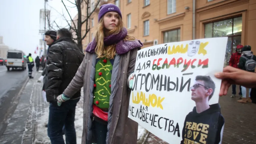 "Жывы ланцуг" у Мінску прастаяў паўгадзіны, яго хапіла на два кварталы