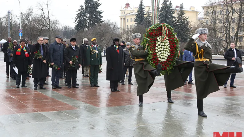  Прэзідэнт Зімбабве — у шапцы-вушанцы на мінскай вуліцы 