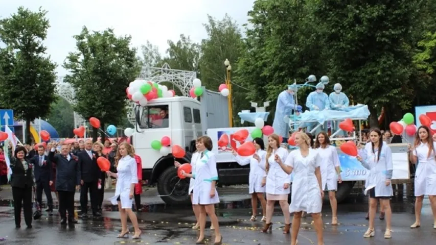 Увесь трэш беларускіх парадаў: чалавек-цэгла з Гомеля і віцебскія тармазы